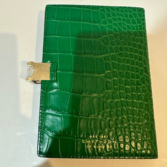 NEW Smythson Mara Passport Holder in Green Embossed Leather - Picture 3 of 7